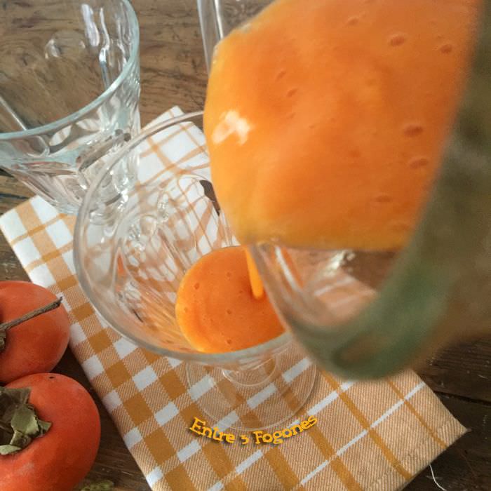 Sirviendo Smoothie de Caqui y Mandarina con Pistachos