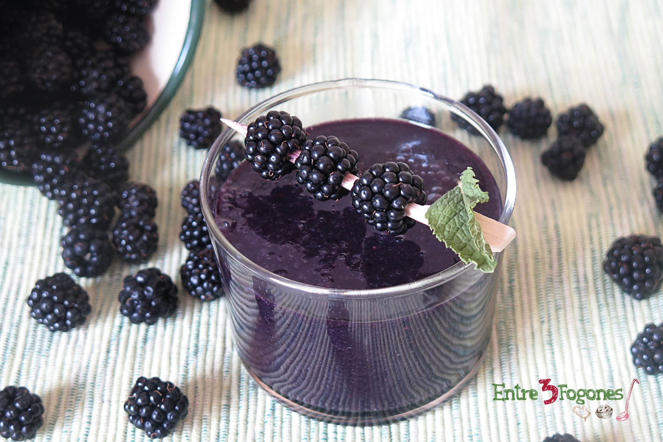 Smoothie de Moras con Semillas de Chía y Agua de Coco