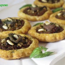 Tartaletas de Hojaldre Rellenas de Champiñones y Pesto Rojo