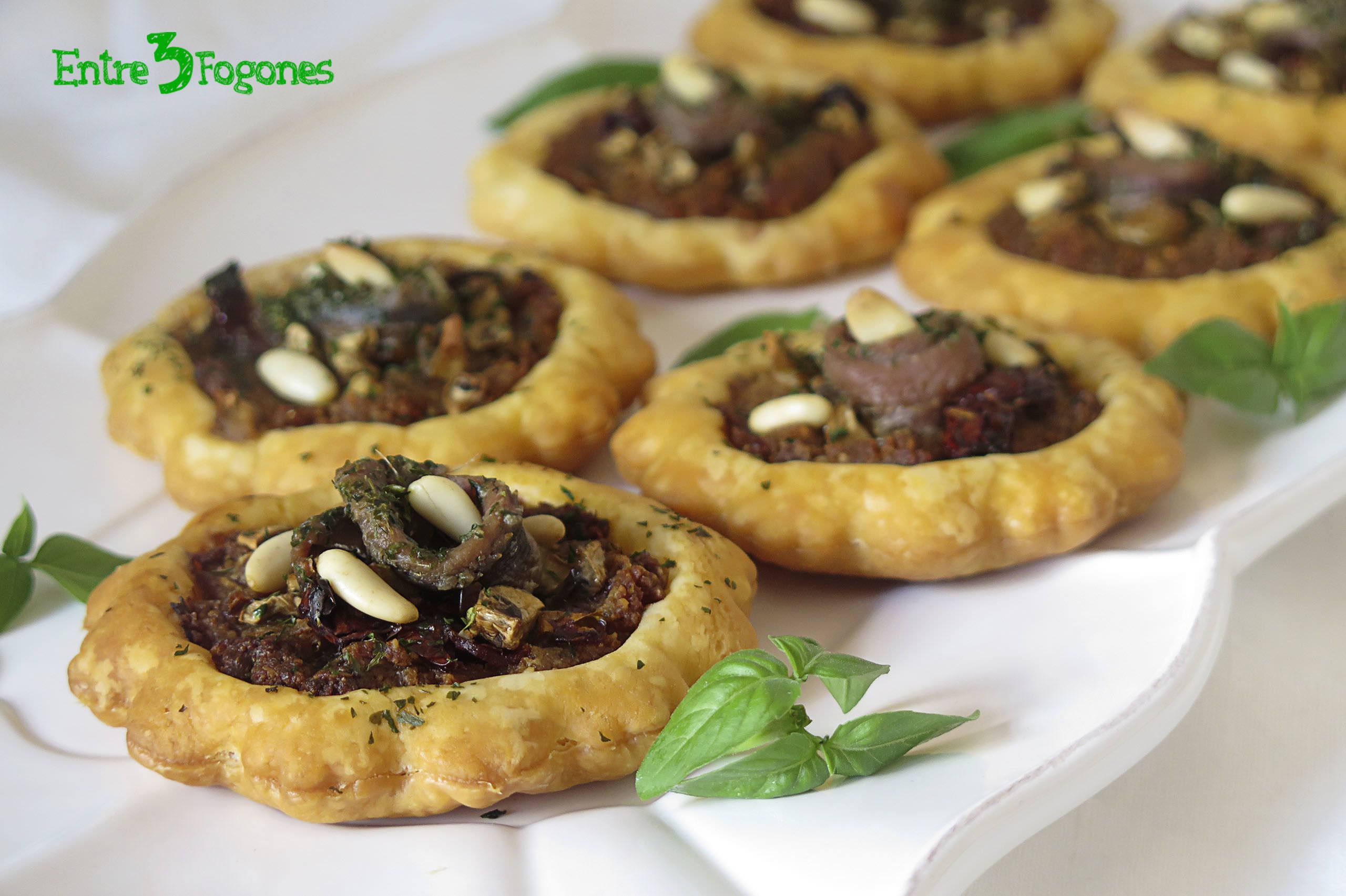Tartaletas de Hojaldre Rellenas de Champiñones y Pesto Rojo