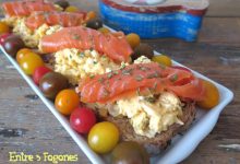Tosta de Huevos Brouillés con Trucha Ahumada