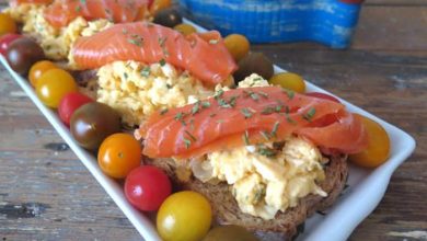 Tosta de Huevos Brouillés con Trucha Ahumada